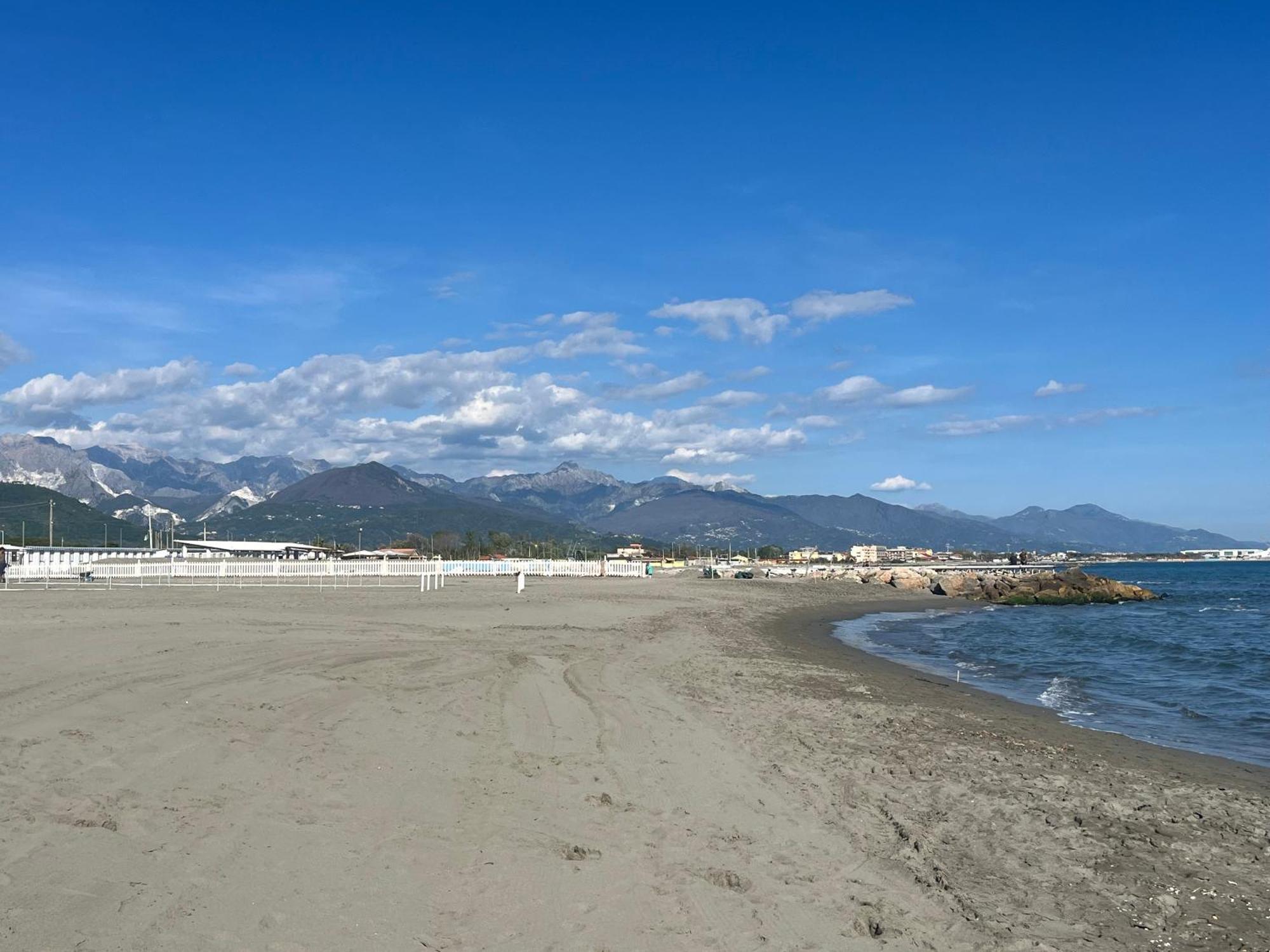 Chalet Camping River Italie Met 2 Slaapkamers Ameglia Bagian luar foto