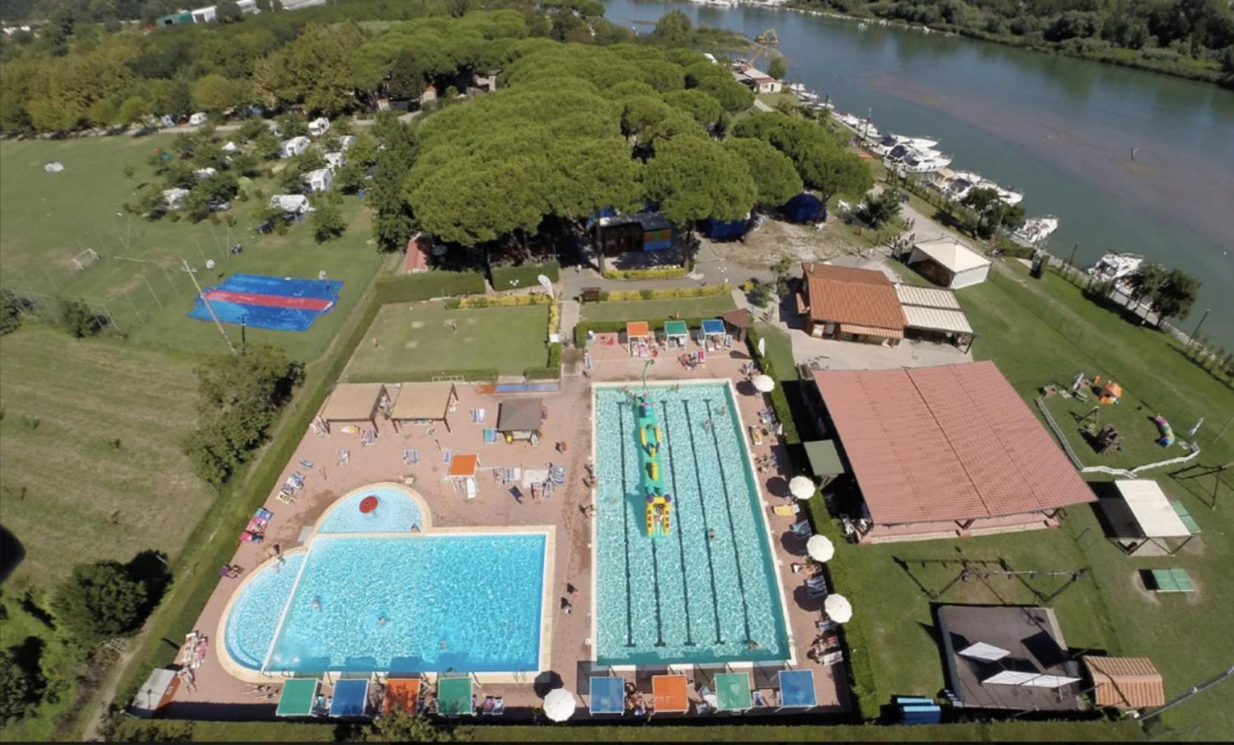 Chalet Camping River Italie Met 2 Slaapkamers Ameglia Bagian luar foto