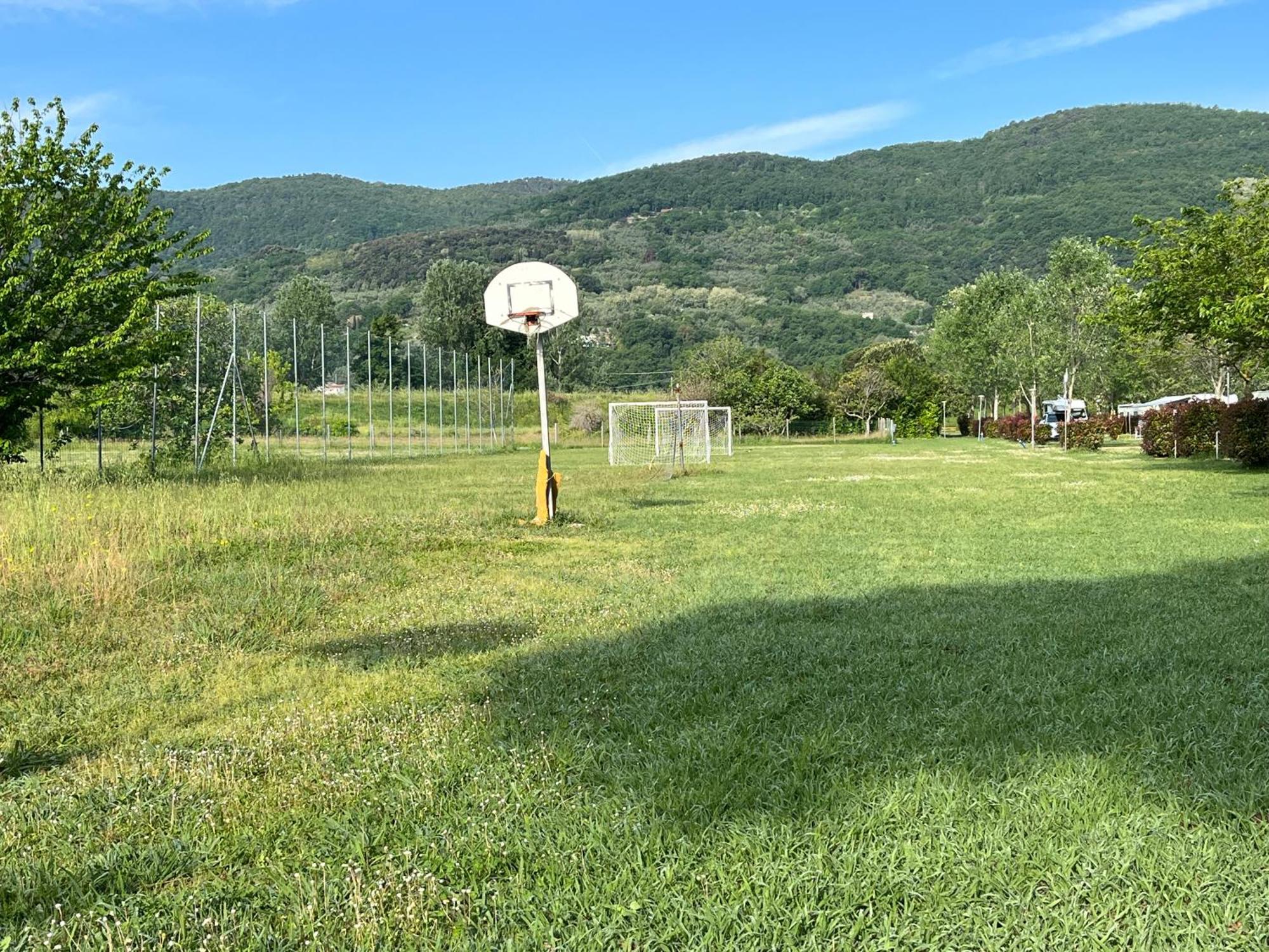 Chalet Camping River Italie Met 2 Slaapkamers Ameglia Bagian luar foto